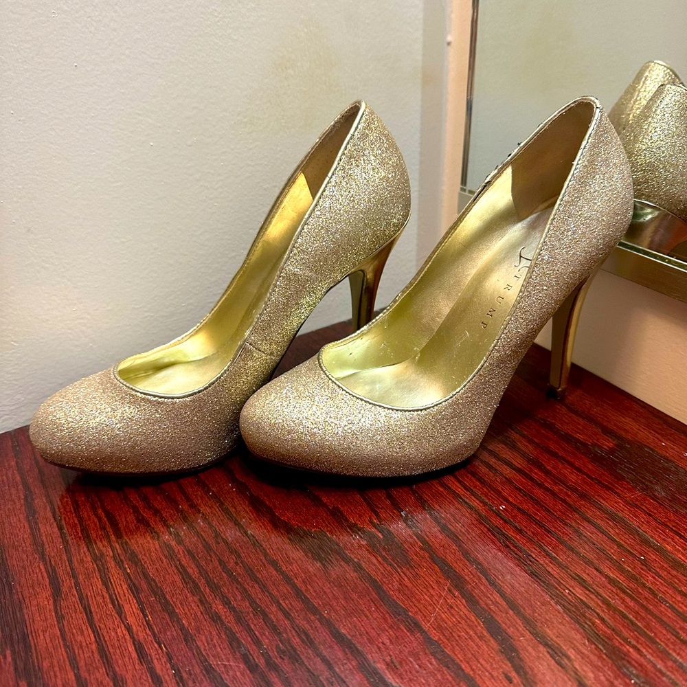 Ivanka Trump Gold Glitter Sparkly Pumps size 6